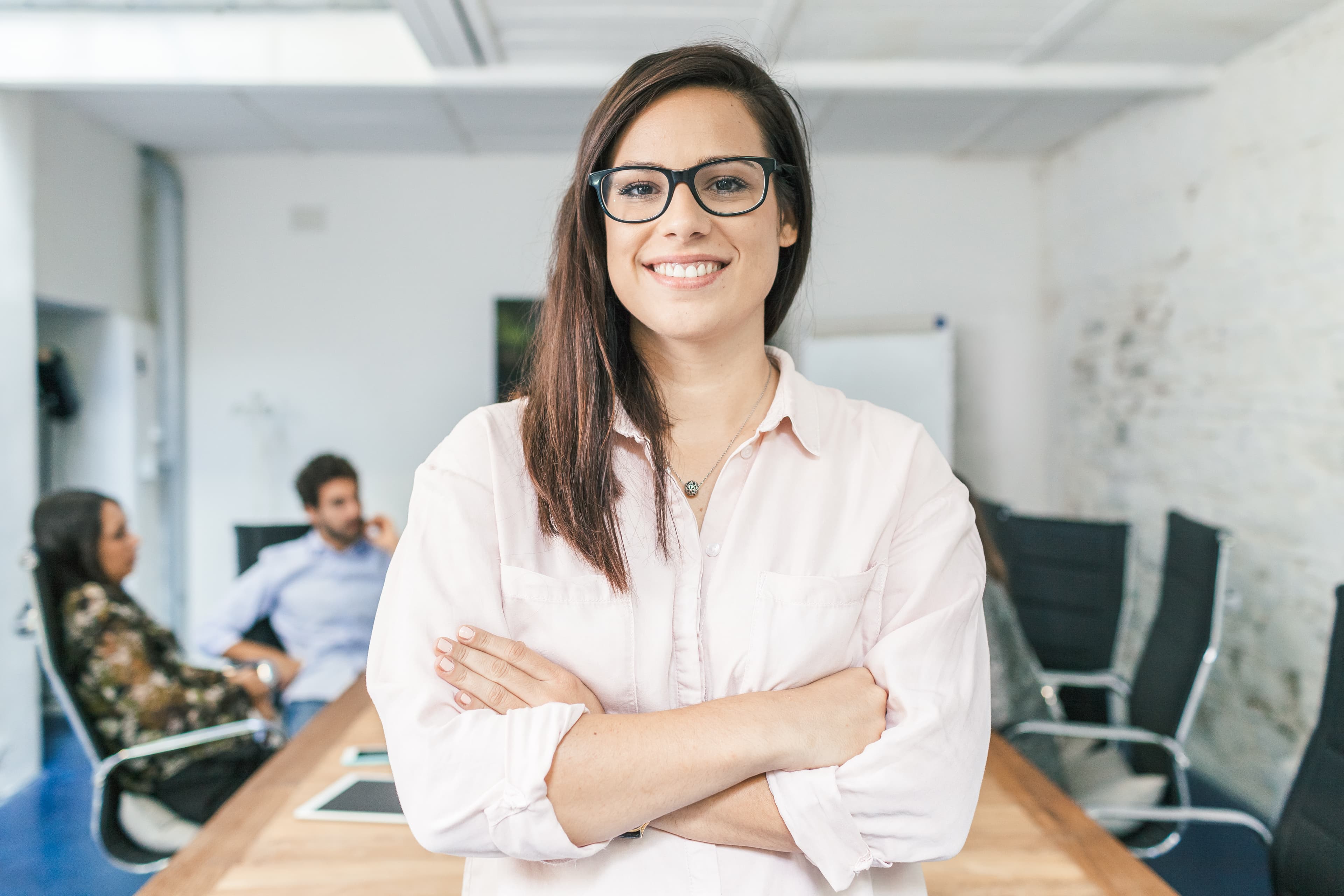 Frau mit Brille im Büro